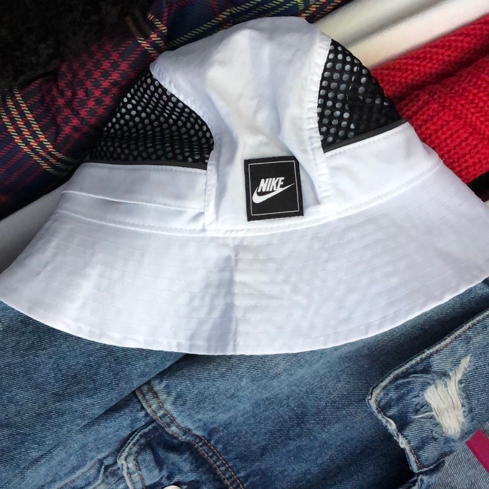 Nike black and white U NSW mesh bucket hat. NWT!